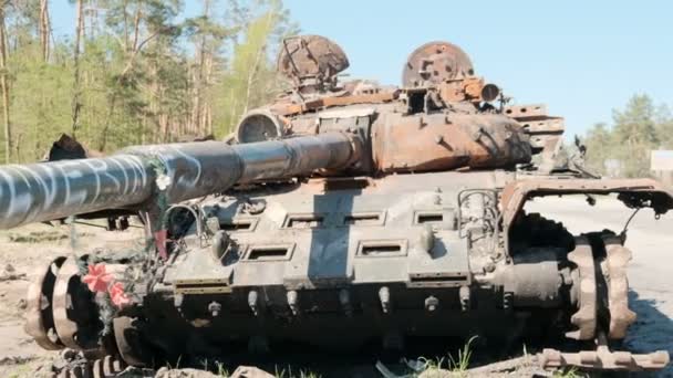 Vernietigde Tank Bij Makariv Oorlog Oekraïne Concept — Stockvideo