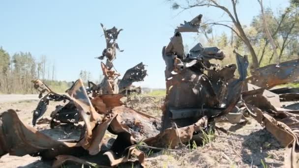Vernietigde Metalen Restjes Bij Makariv Oorlog Oekraïne Concept — Stockvideo