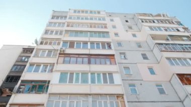 Kırık camlı bir apartman manzarası. Rus ordusu sivil nesneleri bombaladı. Roket bombası saldırısı. Rusya 'nın Kharkiv' de Ukrayna 'ya karşı savaşı
