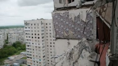 Duvardaki halıdan kurtulmuş. Yıkılmış konut manzarası. Kharkiv, Ukrayna.