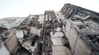 Kharkiv 'in yıkılan ve yakılan binaları. Yağmurdaki Rus füzelerinin ardından.