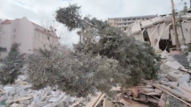 Bombanın yol açtığı sonuçlar okulun üzerine düştü. Rus ordusu havadan saldırıyor. Thuja bir bombadan sonra düştü.
