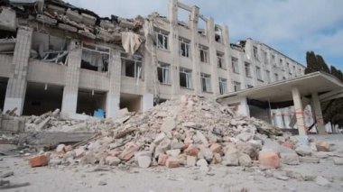 Ukrayna 'nın Zhytomyr kentindeki bir okul, Rus balistik füzesinin isabet etmesi sonrasında yıkıldı. Rus saldırganlık kavramı