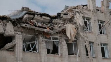 Ukrayna 'nın Zhytomyr kentindeki bir okul, Rus balistik füzesinin isabet etmesi sonrasında yıkıldı. Rus saldırganlık kavramı