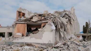 Ukrayna 'nın Zhytomyr kentindeki bir okul, Rus balistik füzesinin isabet etmesi sonrasında yıkıldı. Rus saldırganlık kavramı