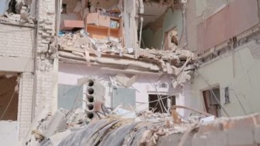 Rus bombardımanından sonra okulun duvarlarında çöktü..