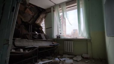 Rus bombardımanından sonra okulun duvarlarında çöktü..