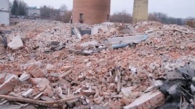 Rus bombardımanından sonra sanayi binaları çöktü.