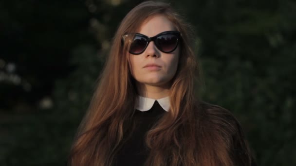 Güneş Gözlüklü Kız Yere Bakar Donar — Stok video