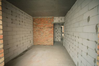 Tamamlanmamış bina, beyaz bir odanın ayrıntıları. boş ev yenilemesi.