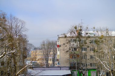 Tuğla binaların hakim olduğu küçük bir şehrin eski şehir merkezi sokak seviyesinde, gündüz görüşünde gösteriliyor..