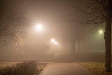 Sokak lambaları sisli gece lambaları sönük yol fenerleri..