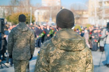 Silahlı kuvvetler devriyesi, ordu üniformalarıyla geri görüş. Kamu düzenini sağlayın ve sokaklarda devriye gezin.