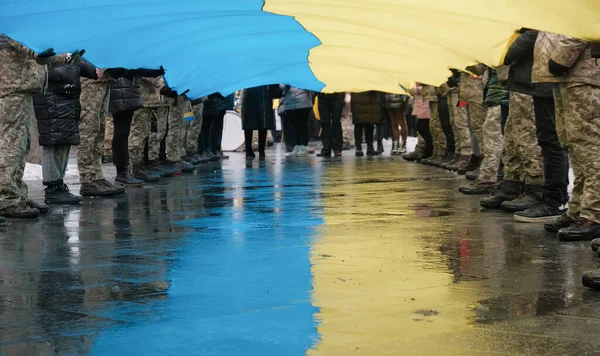 Marcha Para Apoiar Ucrânia Militares Pessoas Seguram Grande Bandeira Ucraniana — Fotografia de Stock