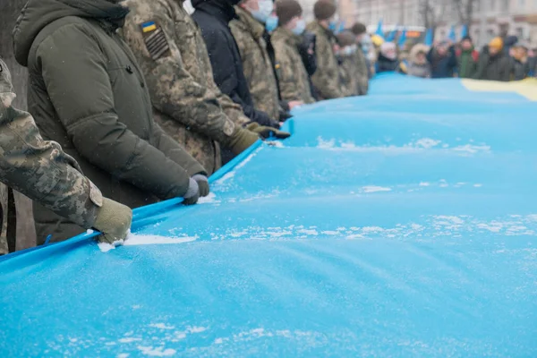Marcha Para Apoiar Ucrânia Militares Pessoas Seguram Grande Bandeira Ucraniana — Fotografia de Stock