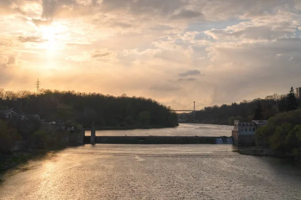 Φράγμα Στο Ποτάμι Κτίριο Και Γέφυρα Στο Ηλιοβασίλεμα Στο Βάθος — Φωτογραφία Αρχείου