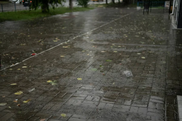 Fortes Gouttes Pluie Tombant Sur Rue Ville Pendant Les Averses — Photo