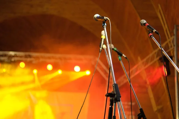 Mikrofon Auf Einer Bühne Die Auf Einen Sänger Wartet — Stockfoto