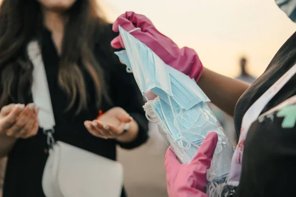 Mano Mujer Con Conjunto Máscaras Faciales Distribución Máscaras Guantes Calle — Foto de Stock