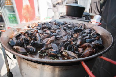 Yaz günü tavada midye pişirmek..