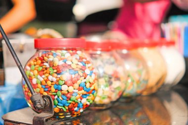 Renkli çikolata düğmeli plastik kutular..