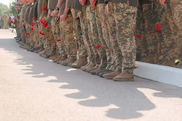 Armed Soldiers Camouflage Uniforms Red Carnations Hands Event Memory Wars — Fotografia de Stock