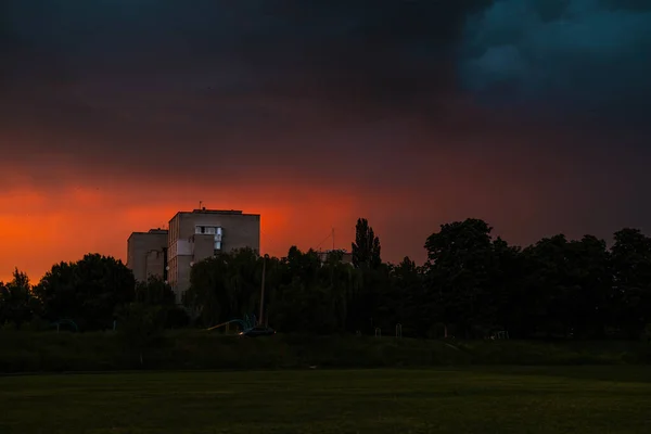 Silhouettes Roofs Buildings Trees Background Sunset Fiery Red Sky Dramatic — 图库照片