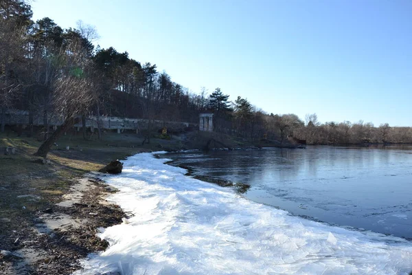 Winterlandschaft Der Fluss Und Der Wald Einem Bewölkten Tag — Stockfoto