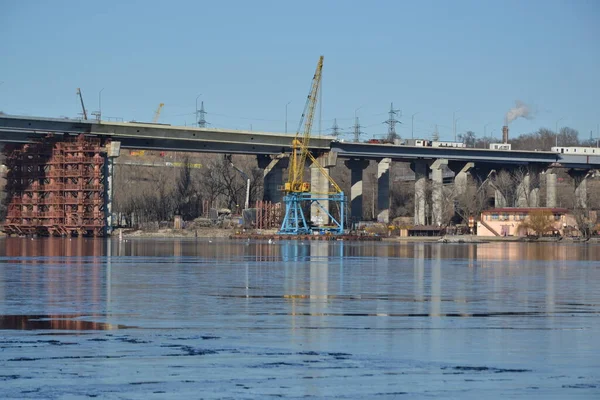 旧木桥在第聂伯河上 伏尔加河是污染最严重的交通工具 景色尽收眼底 — 图库照片