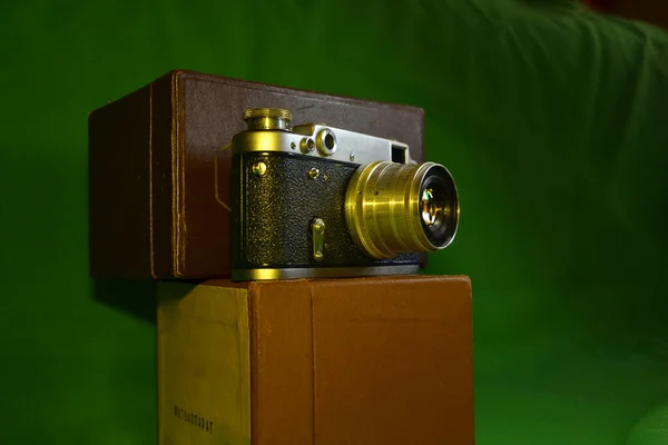 Old Vintage Camera Green Background — Stock Photo, Image