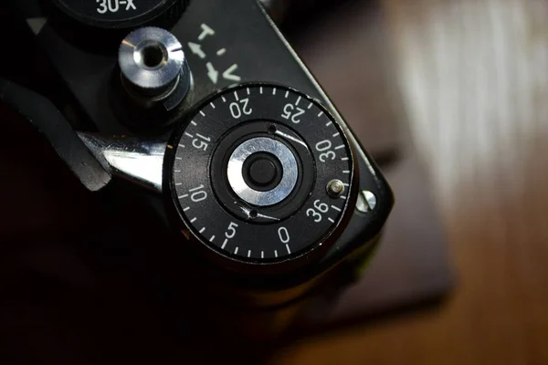 木材の背景にヴィンテージの古いカメラ — ストック写真