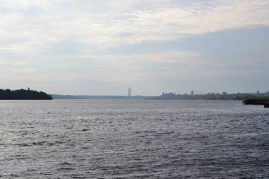 Dinyeper nehrinin geniş kanalı