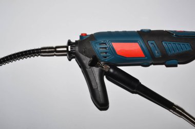 beyaz zemin üzerinde elektrikli matkap