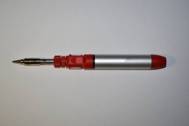 Beyaz arkaplanda gaz lehimleme demiri