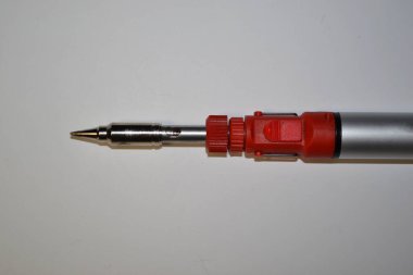 Beyaz arkaplanda gaz lehimleme demiri
