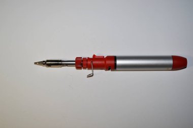 Beyaz arkaplanda gaz lehimleme demiri