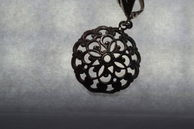 Beyaz arka plan üzerinde izole bakır kolye