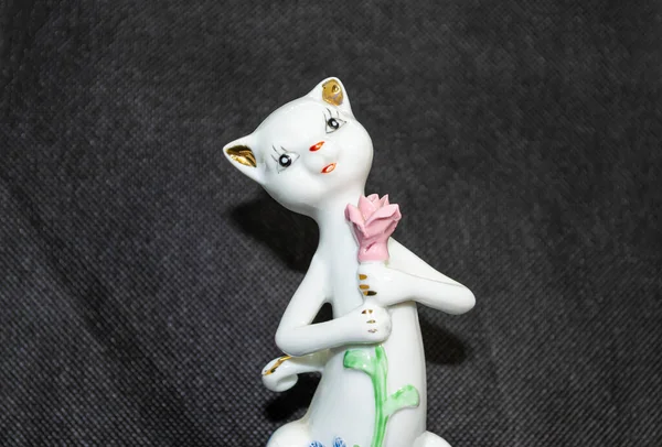 White Porcelain Cat Flower Black Background — Stock Photo, Image