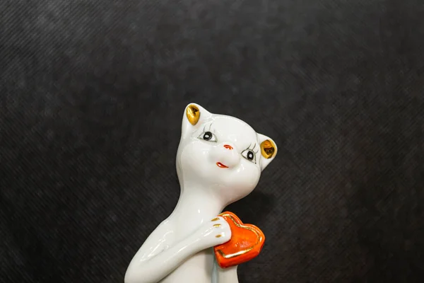 Gato Porcelana Branca Com Coração Fundo Preto — Fotografia de Stock