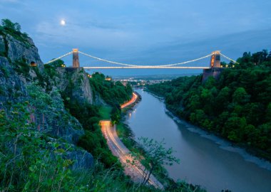 Alacakaranlıkta Clifton Askı Köprüsü ile Avon Nehri ve altındaki arabaların ışık yolları. Yüksek kalite fotoğraf.