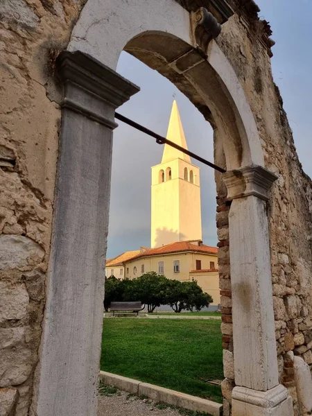 İspanya adası kulesi olan eski bir bina.