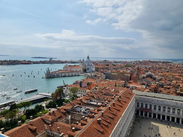 Eski kasaba binalarının havadan görünüşü