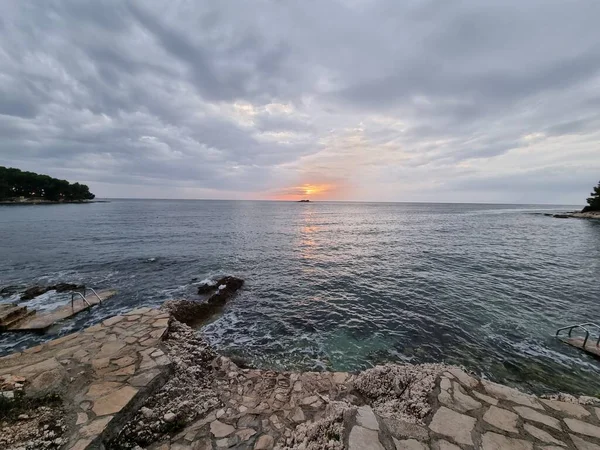 Denizin üzerinde güzel bir gün batımı