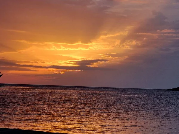 Denizde güzel bir gün batımı, doğa serisi.