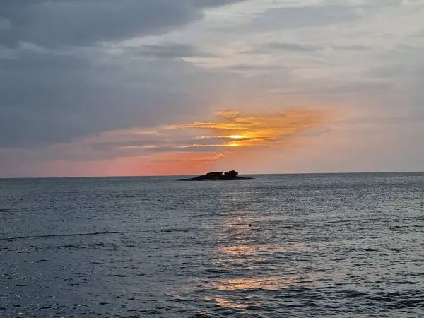 Denizin üzerinde güzel bir gün batımı