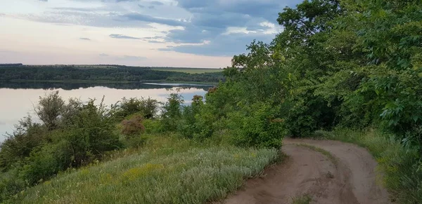  Dinyeper nehri manzarası, nehir kıyısına giden yol, Bashmachka köyü, Ukrayna