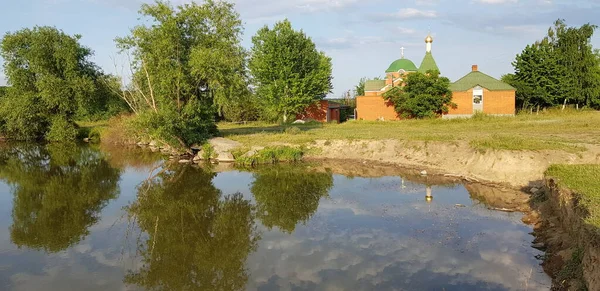  Göl ve kilise manzarası, Bashmachka köyü, Ukrayna