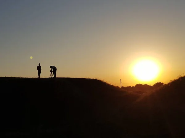 Gün batımında iki kişinin siluetleri, Pavlograd, Ukrayna