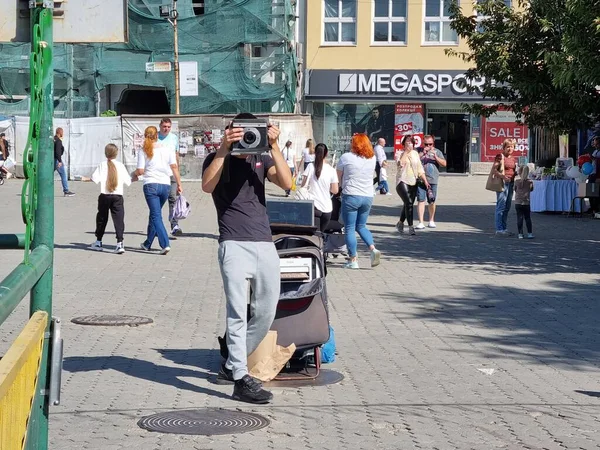  Kalabalık bir sokakta sokak fotoğrafçısı, Uzhhorod, Ukrayna