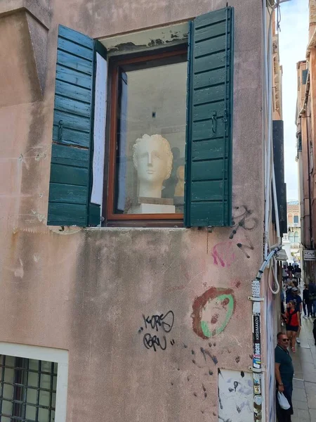 İtalyan evindeki bir adamın büstü.